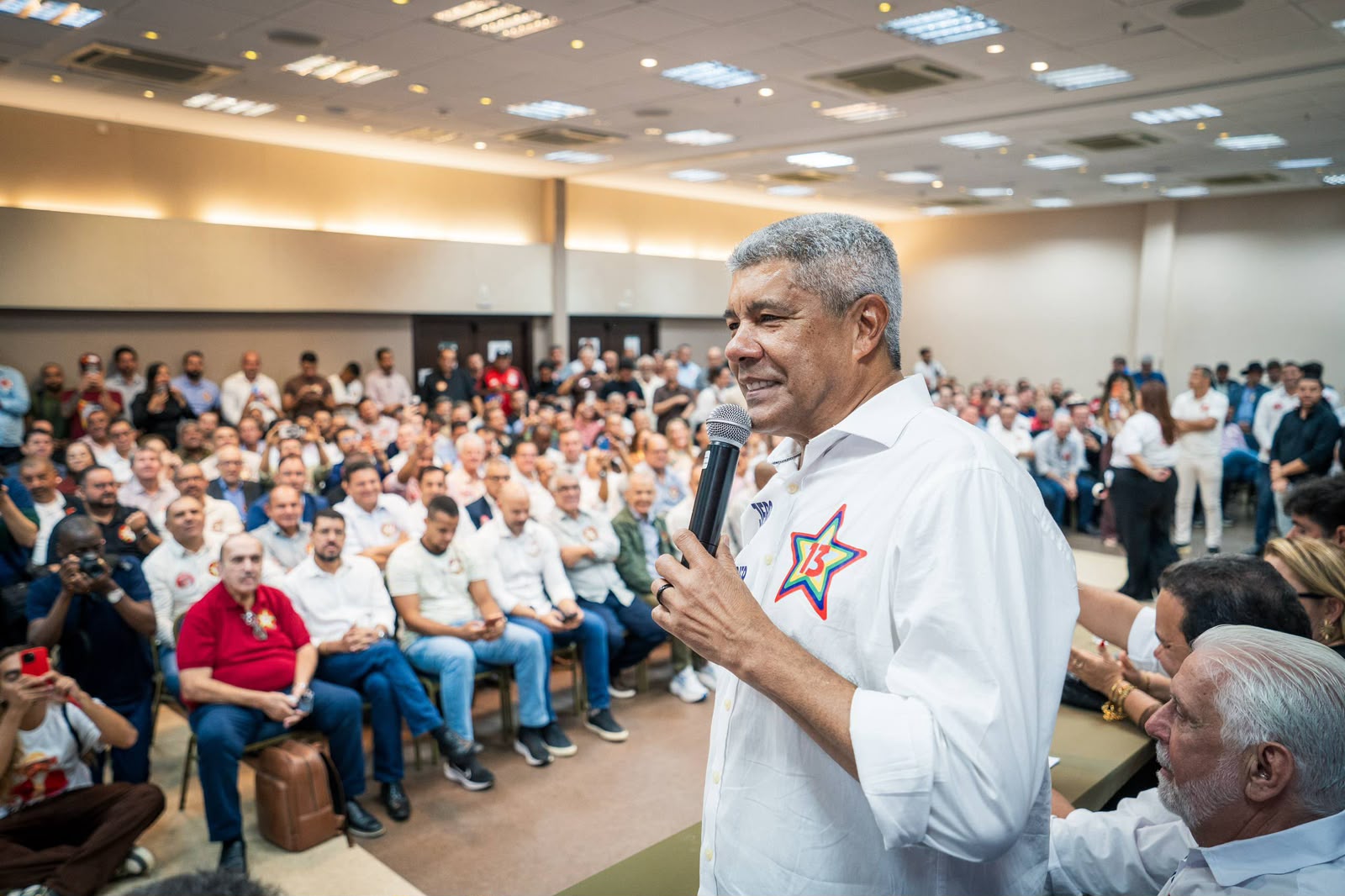 Jerônimo reúne mais de 300 prefeitos aliados em Salvador