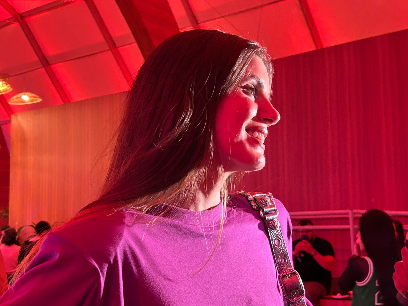 Camila Queiroz aproveita Rock in Rio sem marido e filha