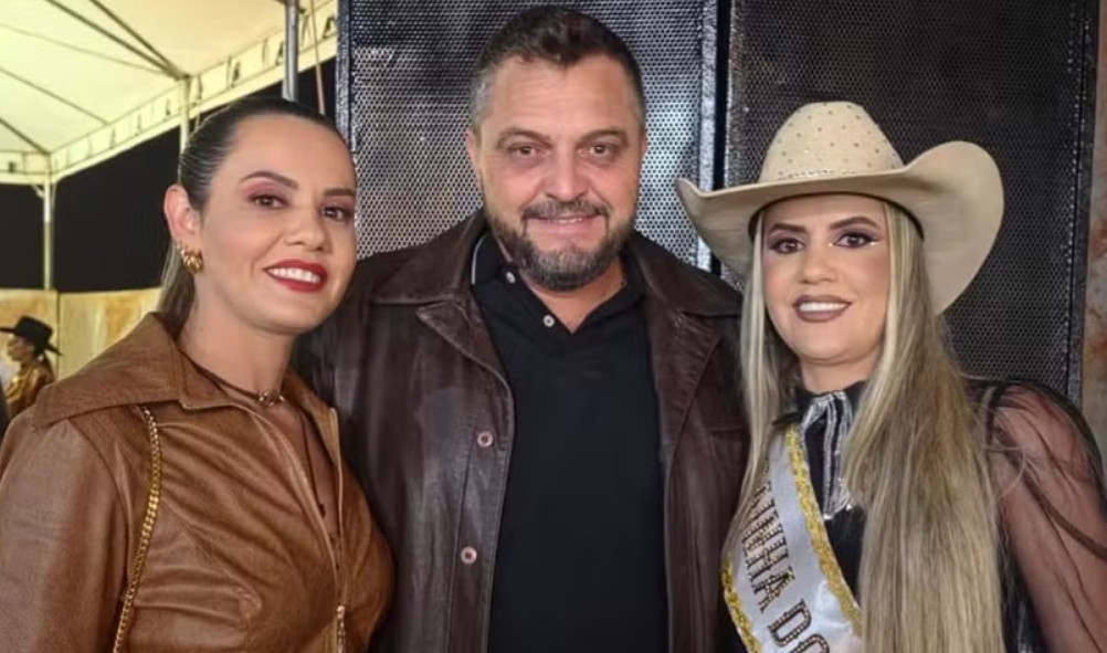 Rainha de rodeio vive em trisal com irmã gêmea e agricultor