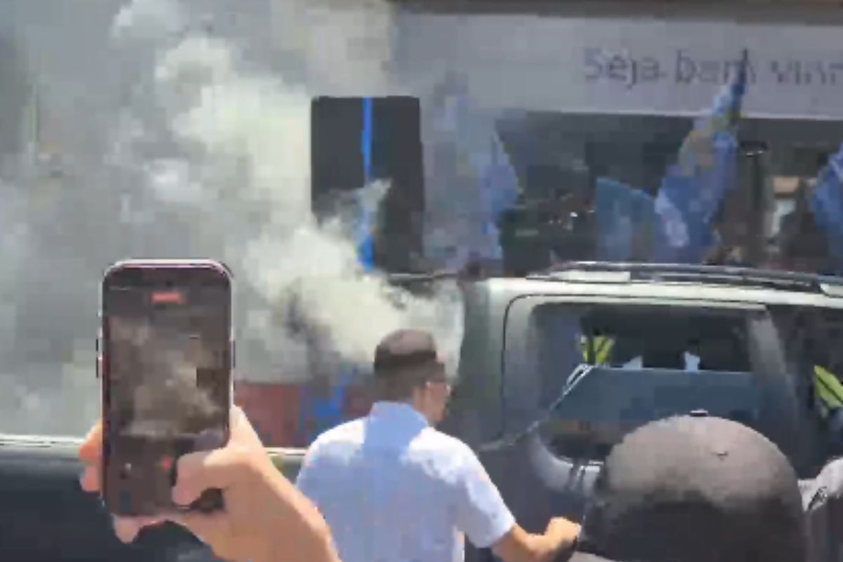 Carro de som pega fogo durante evento de campanha de Flávio Bolsonaro