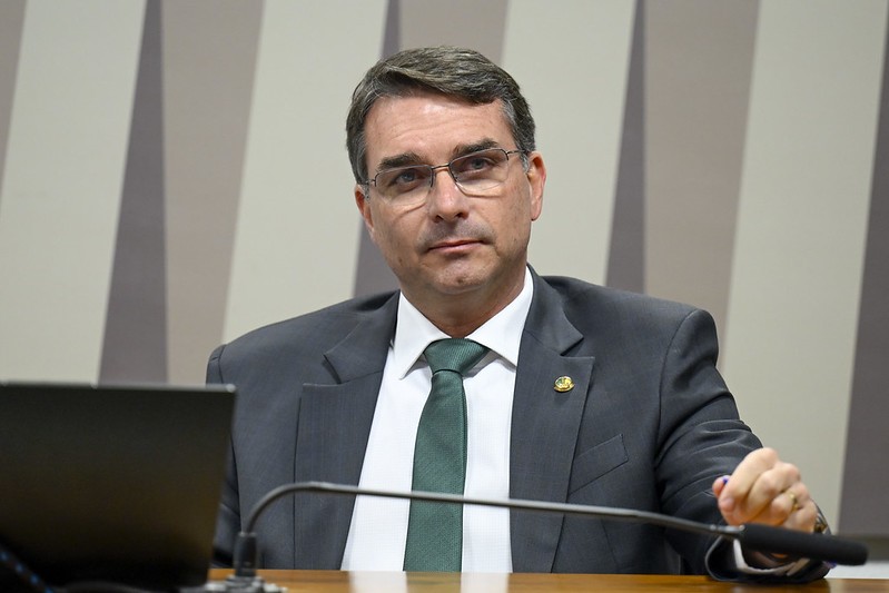 Flávio Bolsonaro melhora em nova pesquisa sobre a corrida presidencial
