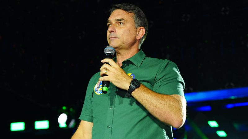 Deputada americana critica Flávio Bolsonaro e o chama de 'negacionista eleitoral'