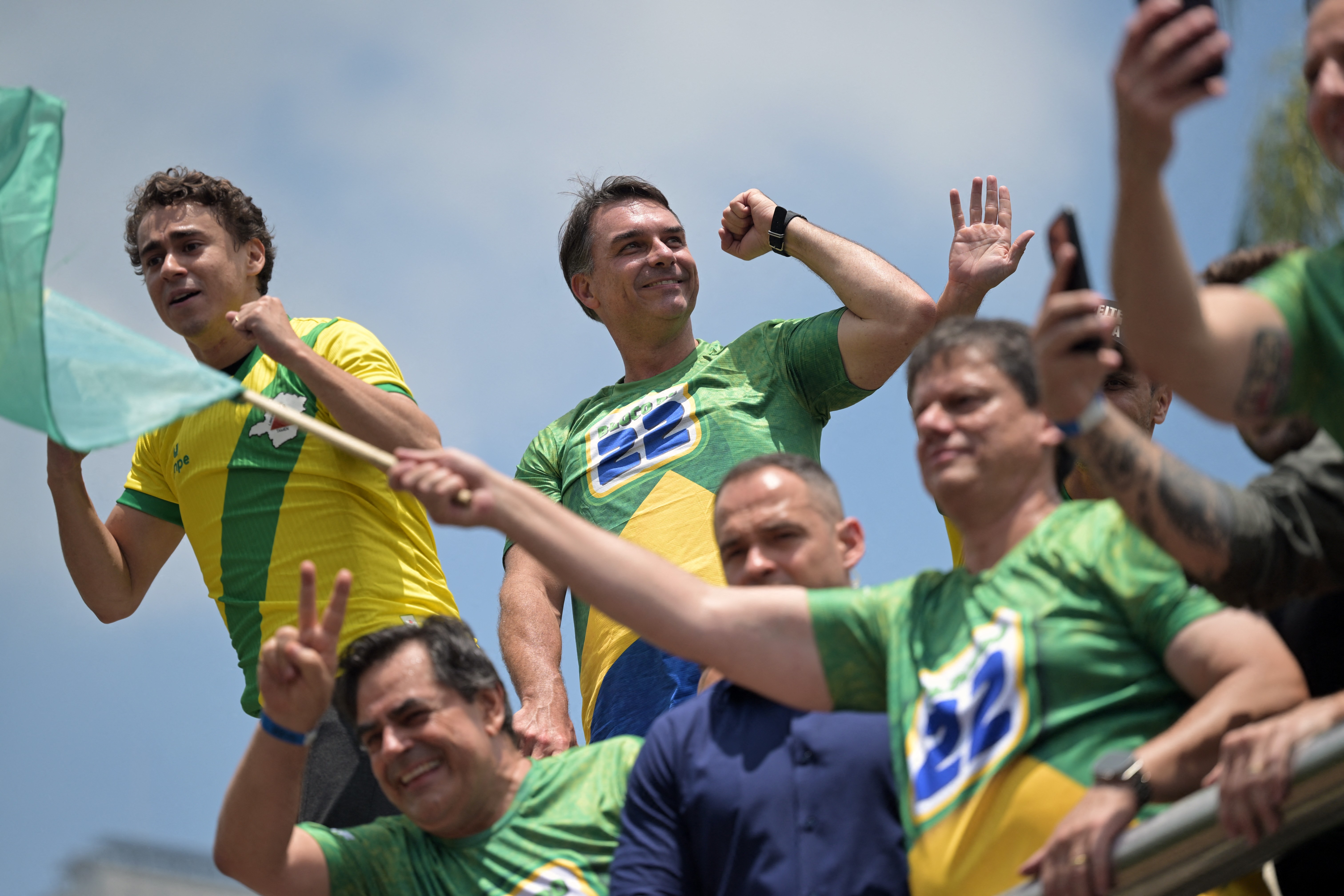 Flávio Bolsonaro realiza motociata em Belo Horizonte antes do segundo turno