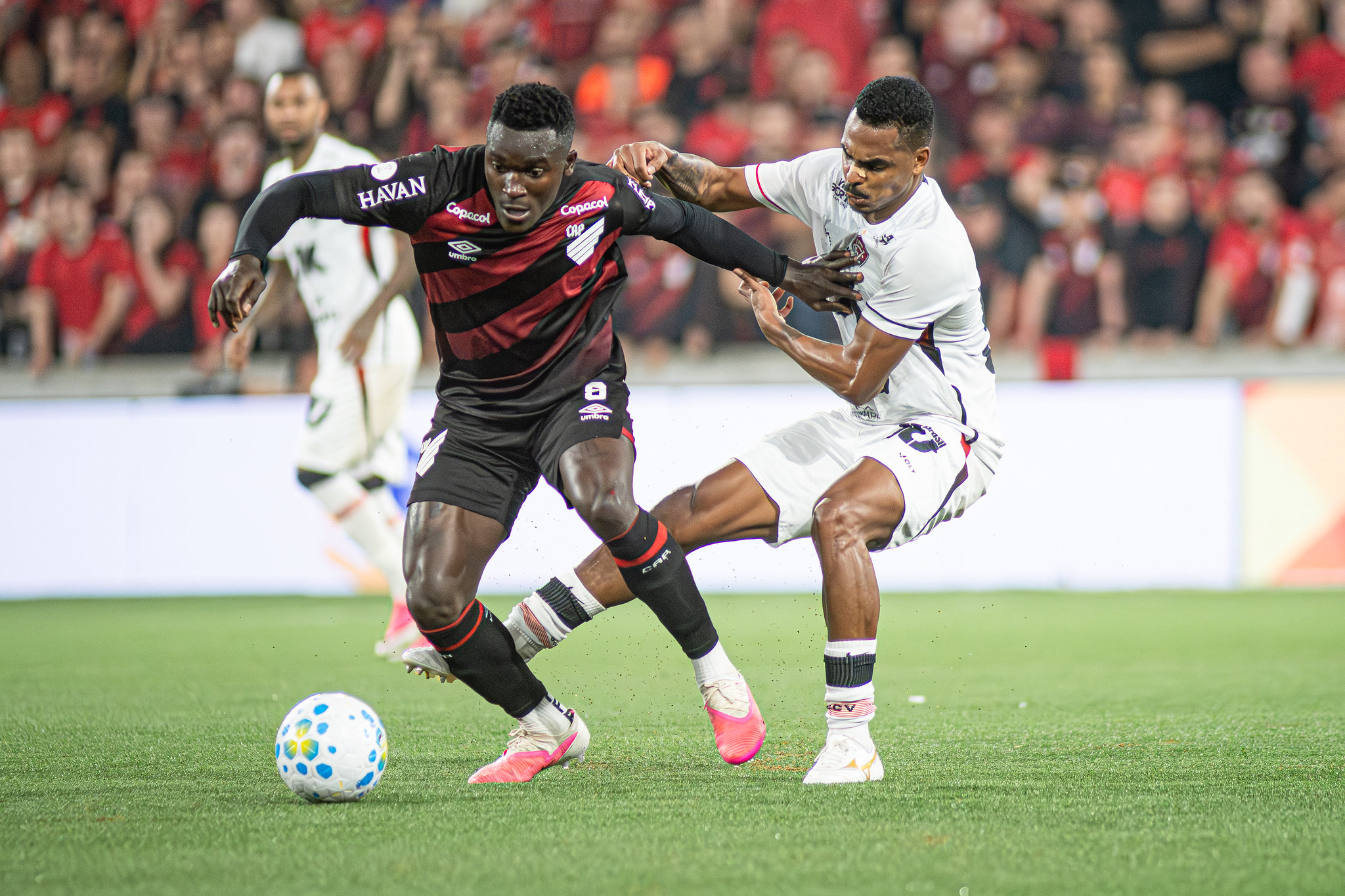 Vitória enfrenta Athletico em busca da classificação na Copa do Brasil