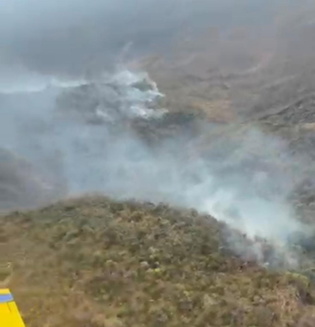 Bombeiros e aeronaves atuam em incêndio na Serra da Bandeira, na Bahia