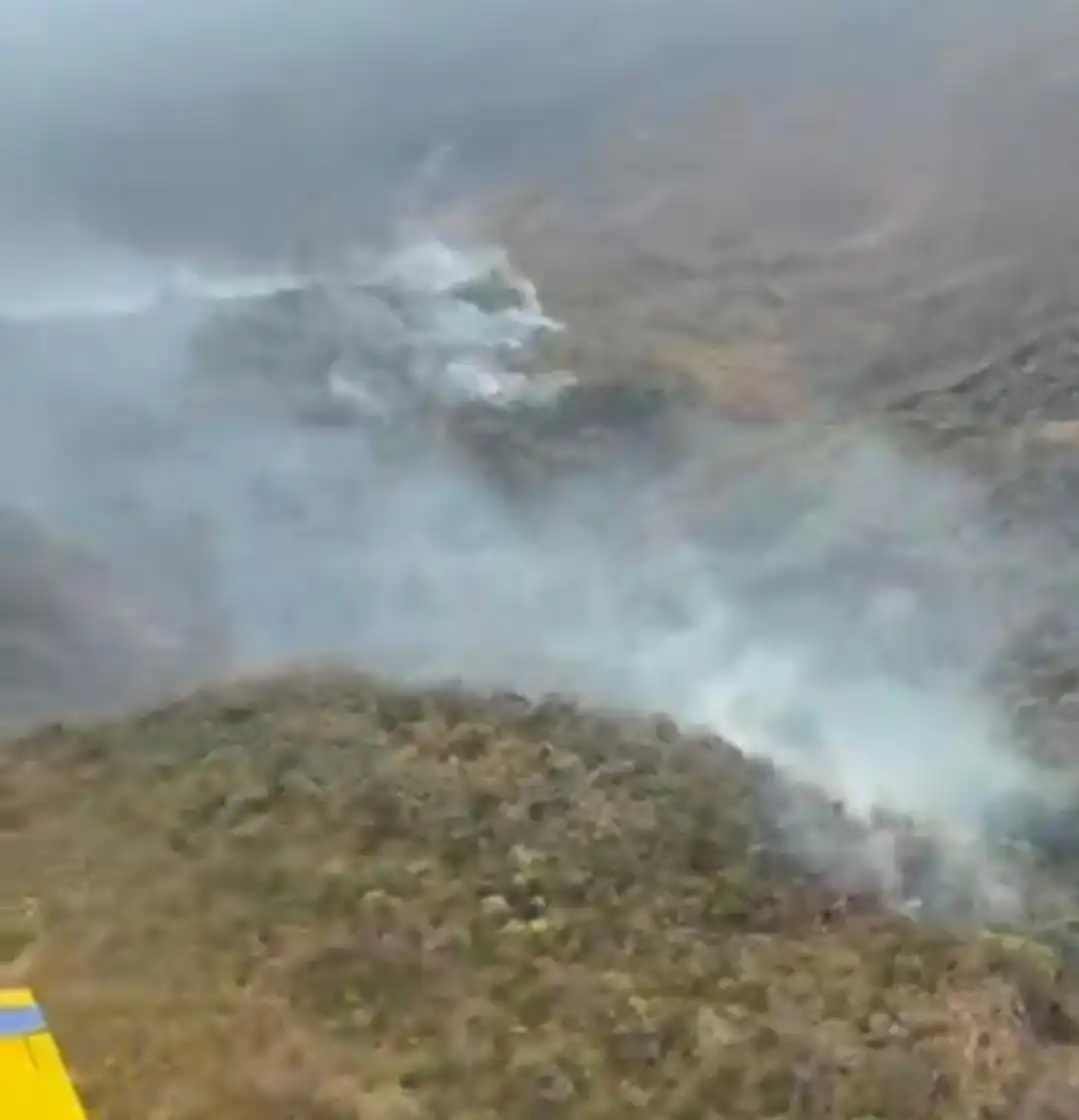 Imagem de Bombeiros e aeronaves atuam em incêndio na Serra da Bandeira, na Bahia