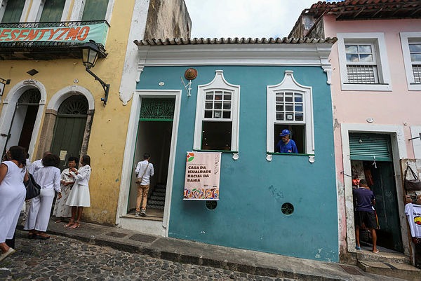 Turistas na Bahia enfrentam severas punições por crimes raciais
