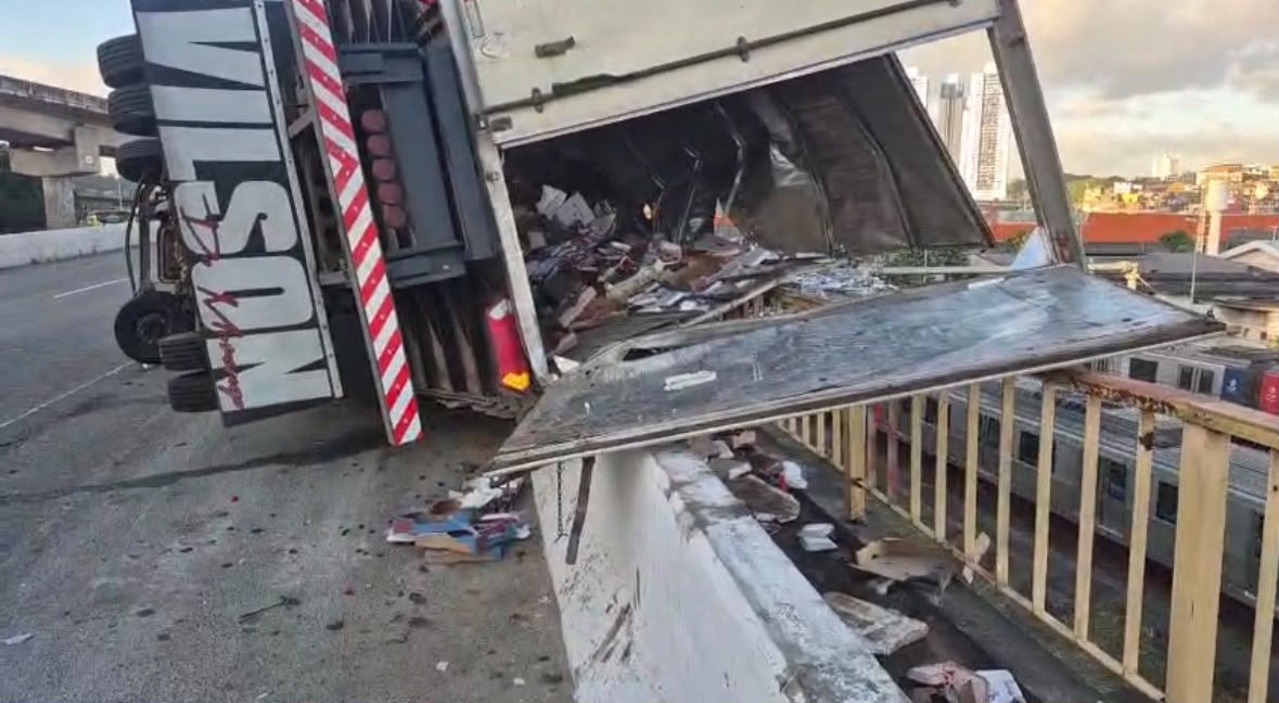 Caminhão tombado na BR-324 resulta em saque de morangos