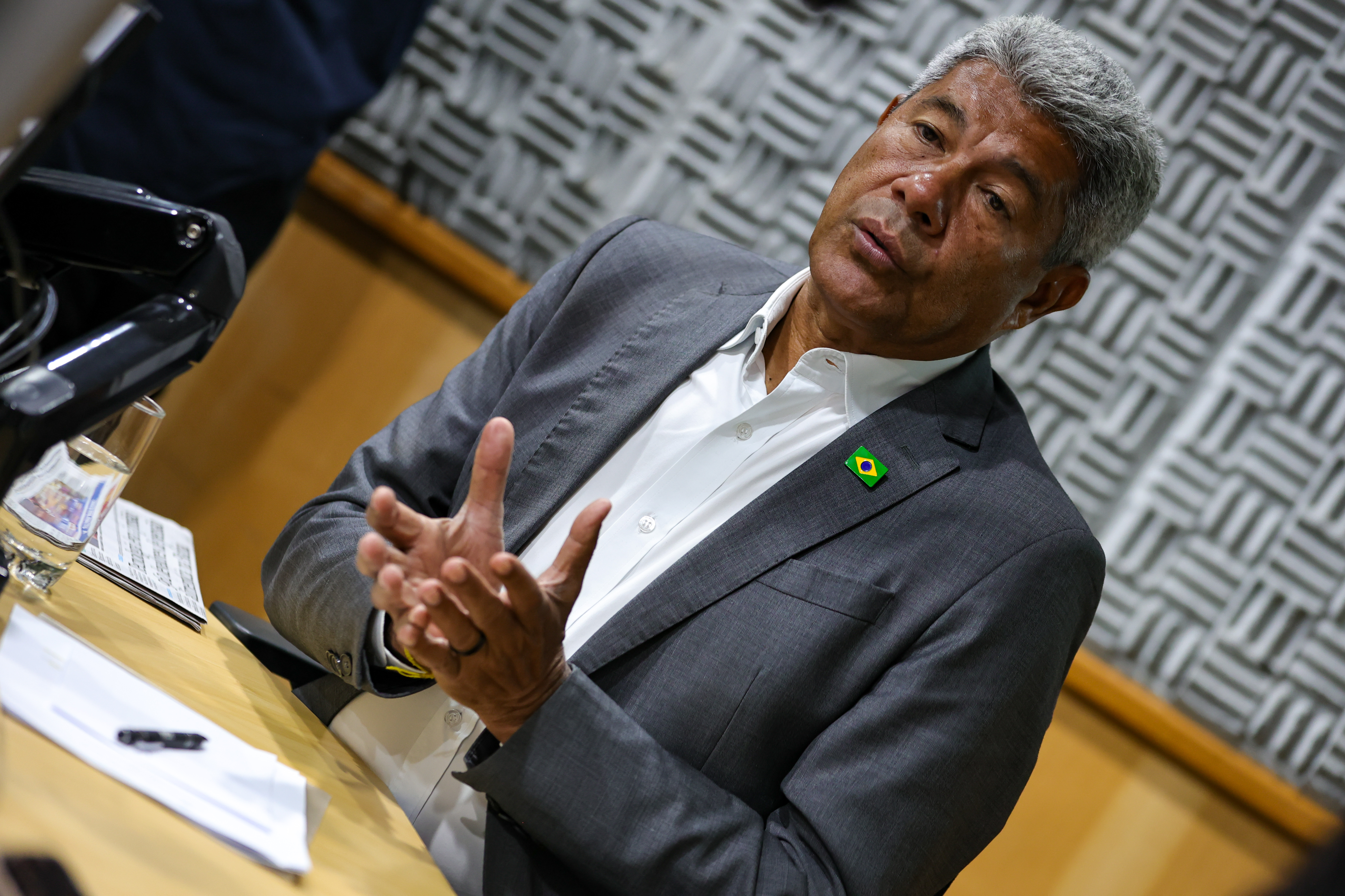 Jerônimo critica redução de ônibus em Salvador durante o segundo turno