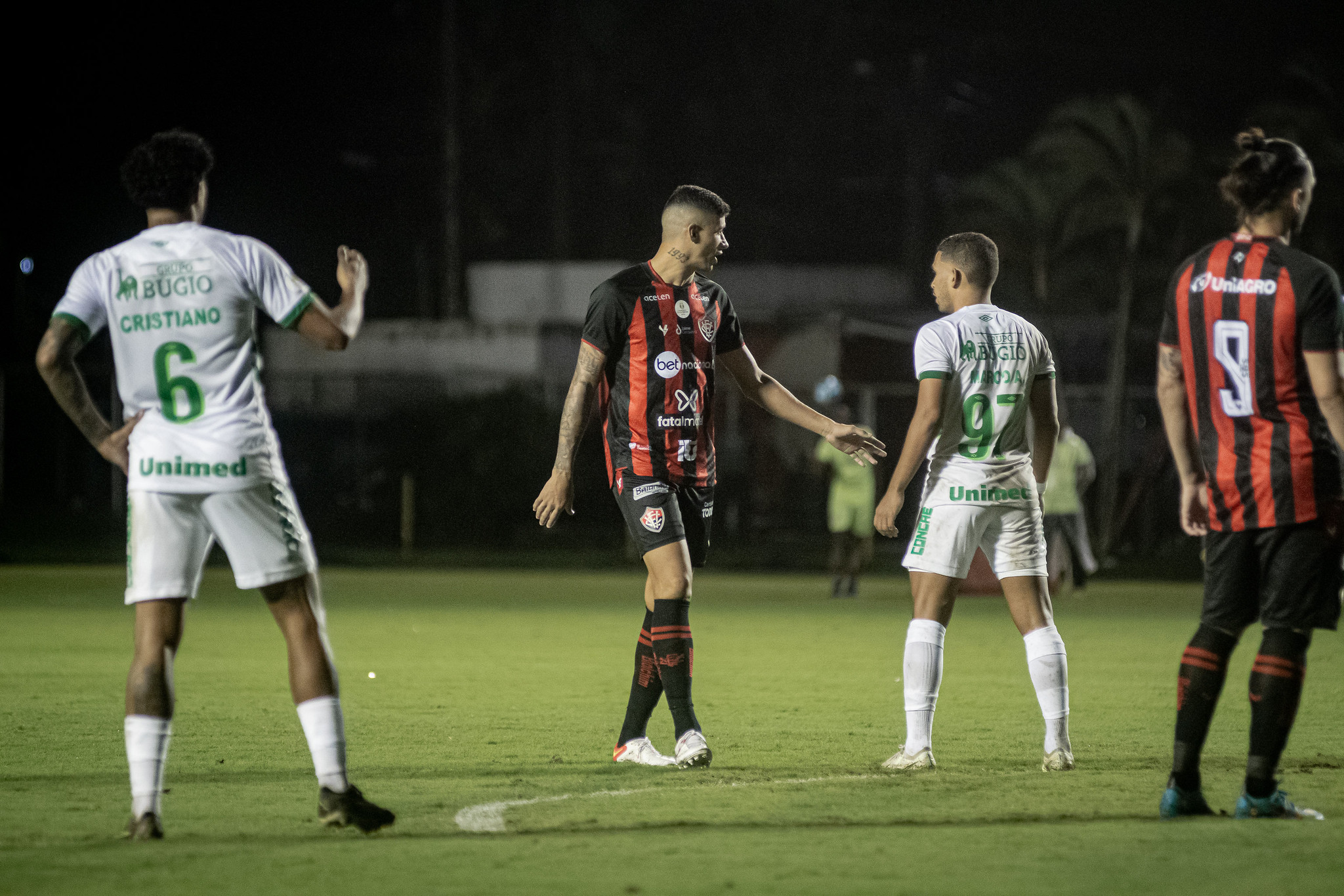 Vitória e Chapecoense se enfrentam no Barradão com histórico equilibrado