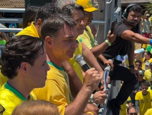 Flávio Bolsonaro critica Lula e promete investimentos em Sergipe