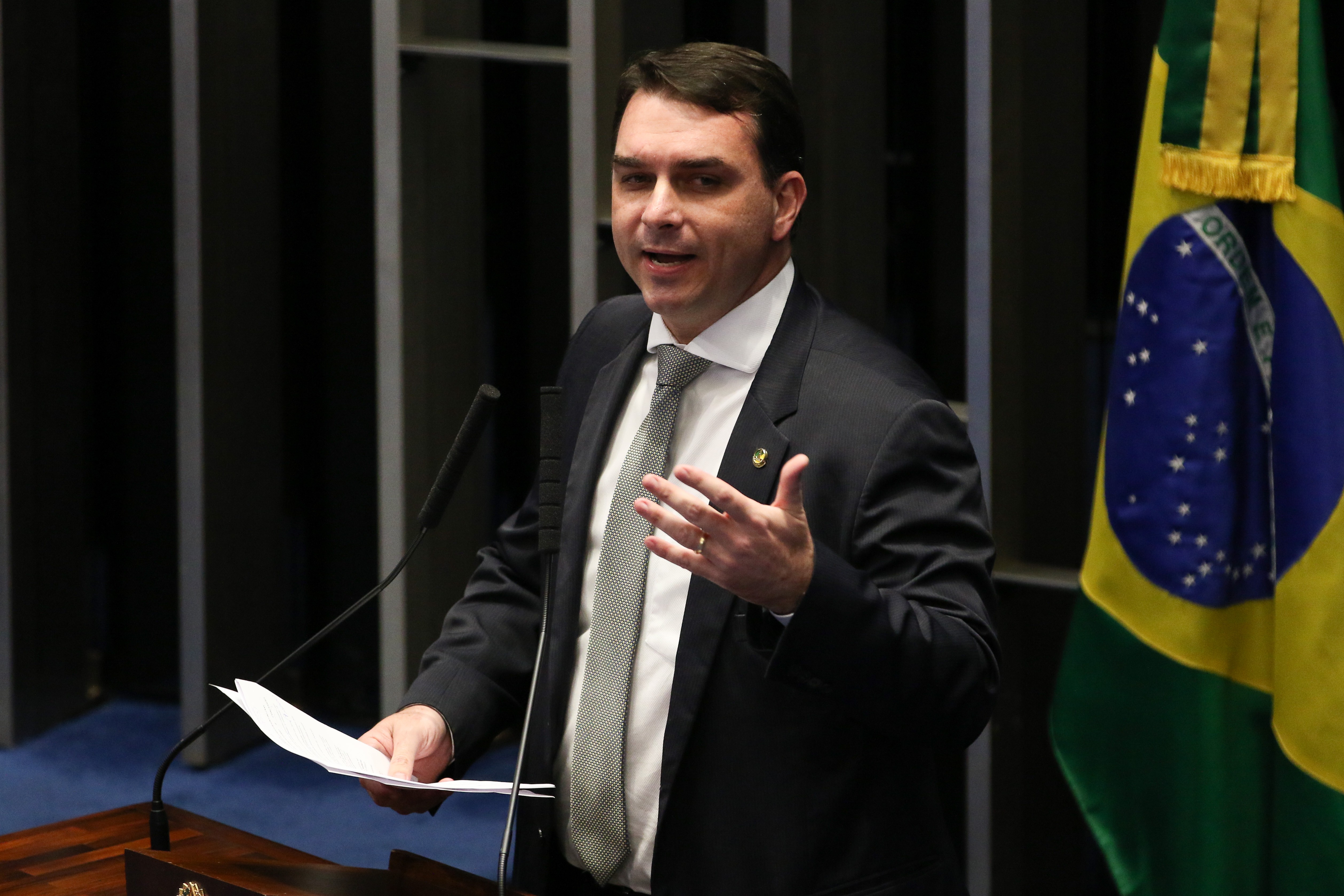 Flávio Bolsonaro amplia queixa-crime contra André Janones no STF