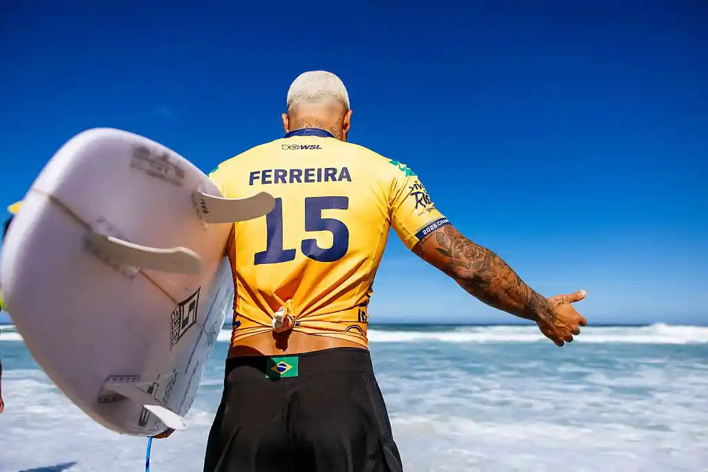 Ítalo Ferreira vence no Taiti e reassume liderança da WSL