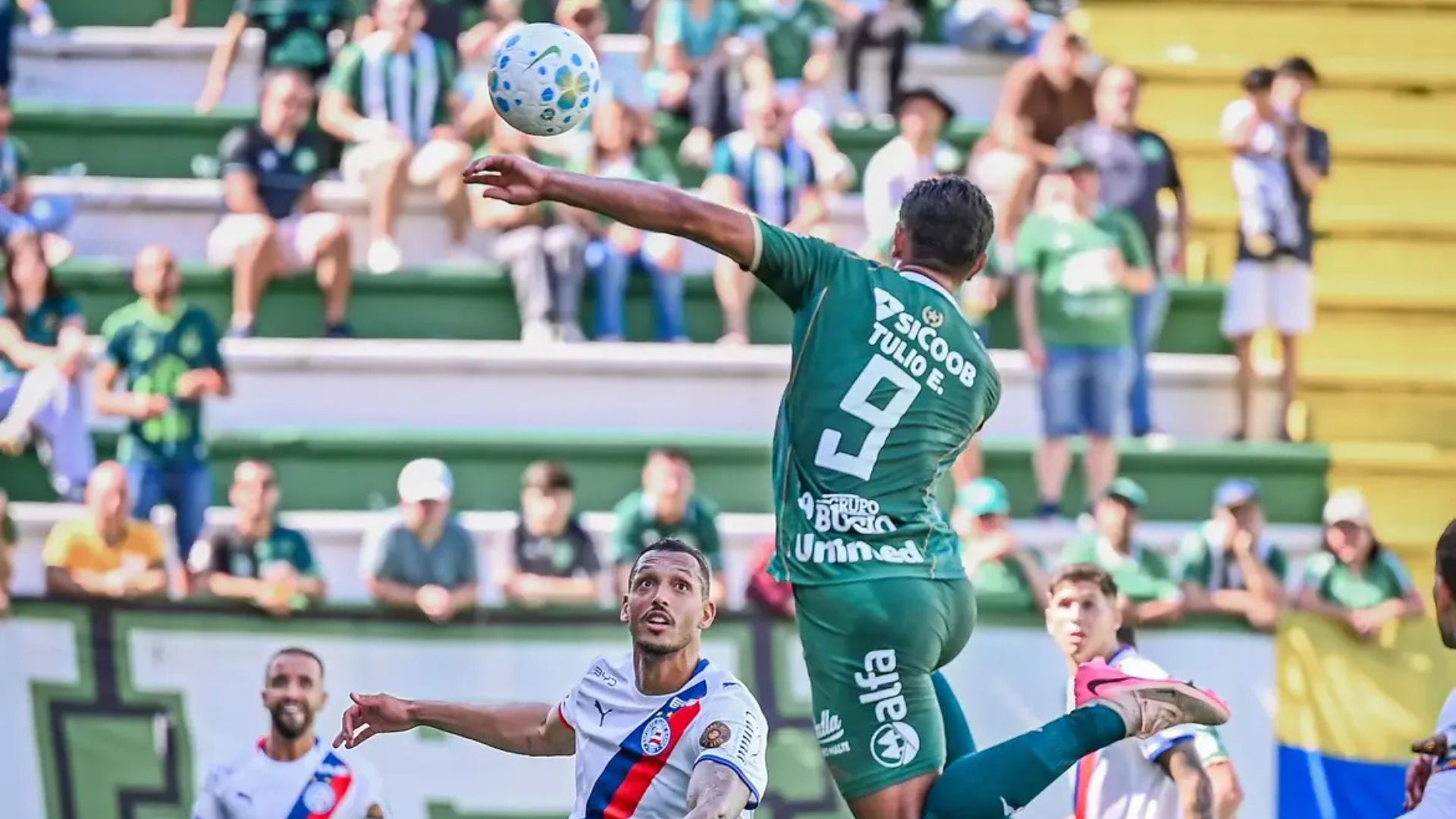 Ex-vendedor de salgados brilha em empate entre Bahia e Chapecoense
