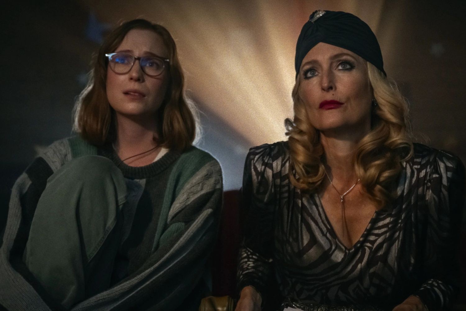 Gillian Anderson e Hannah Einbinder falam sobre 'Acampamento Miasma'