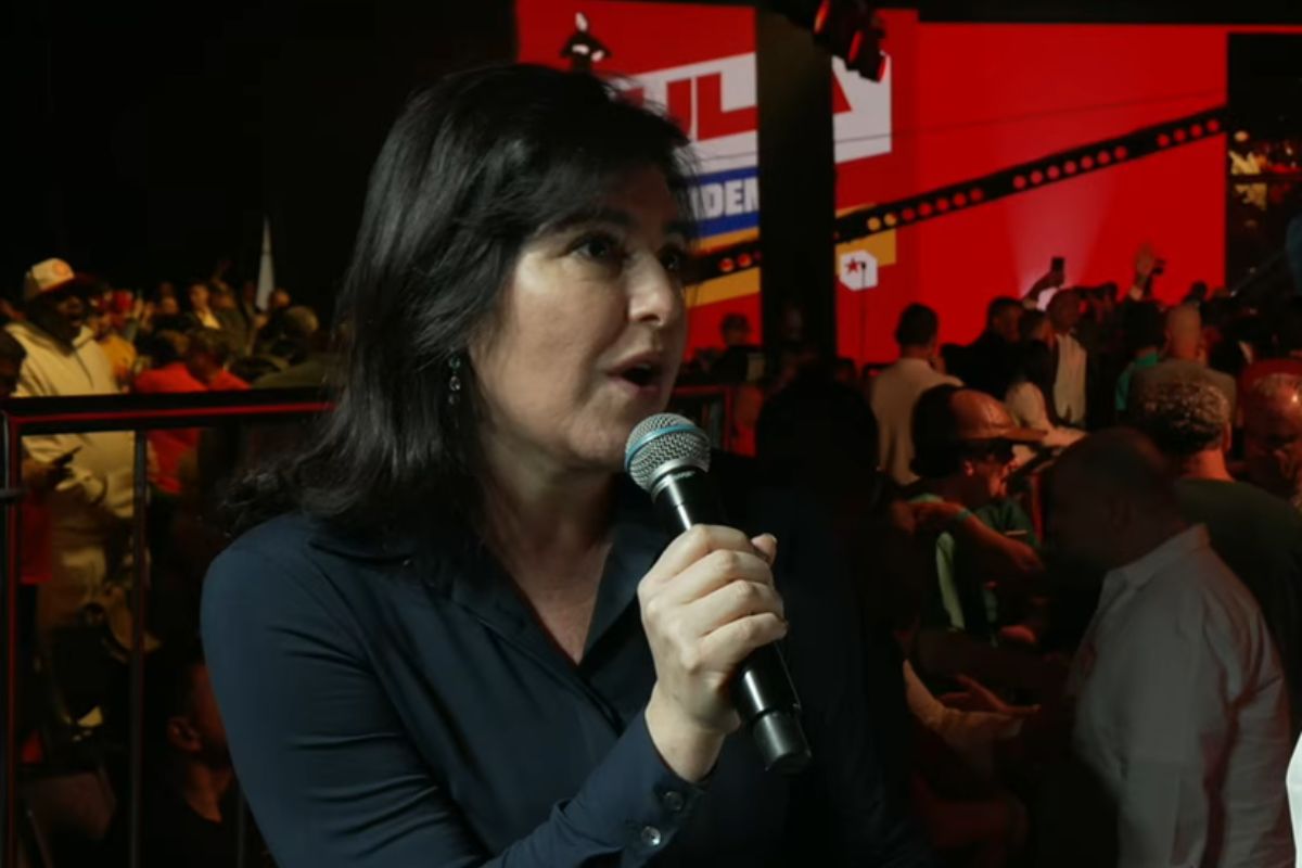 Simone Tebet critica Flávio Bolsonaro em convenção do PT