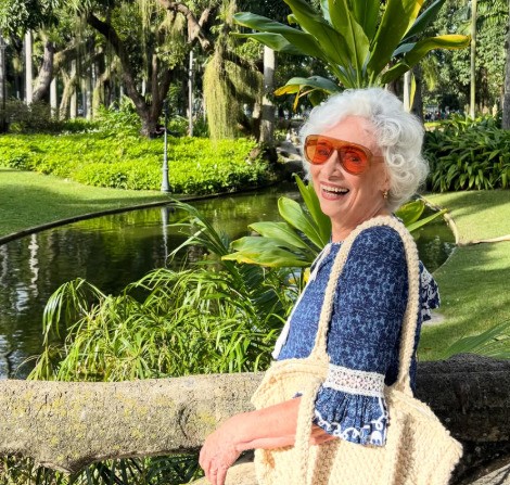 Atriz e professora se torna fenômeno nas redes sociais aos 94 anos