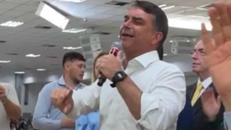 Flávio Bolsonaro participa de culto evangélico e critica proibição de visita ao pai