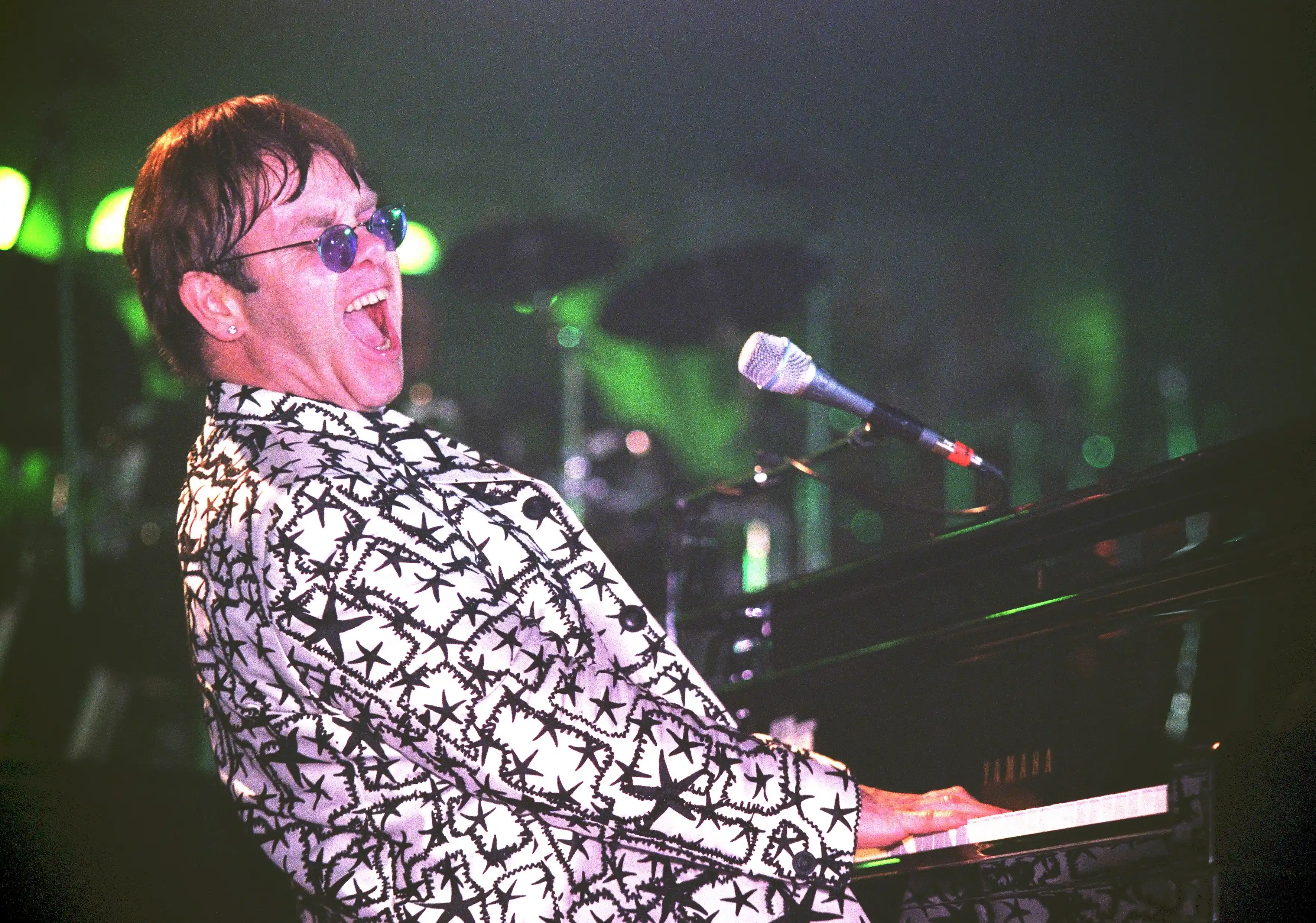 Exibição gratuita do show de Elton John em 1995 em cinemas do Brasil