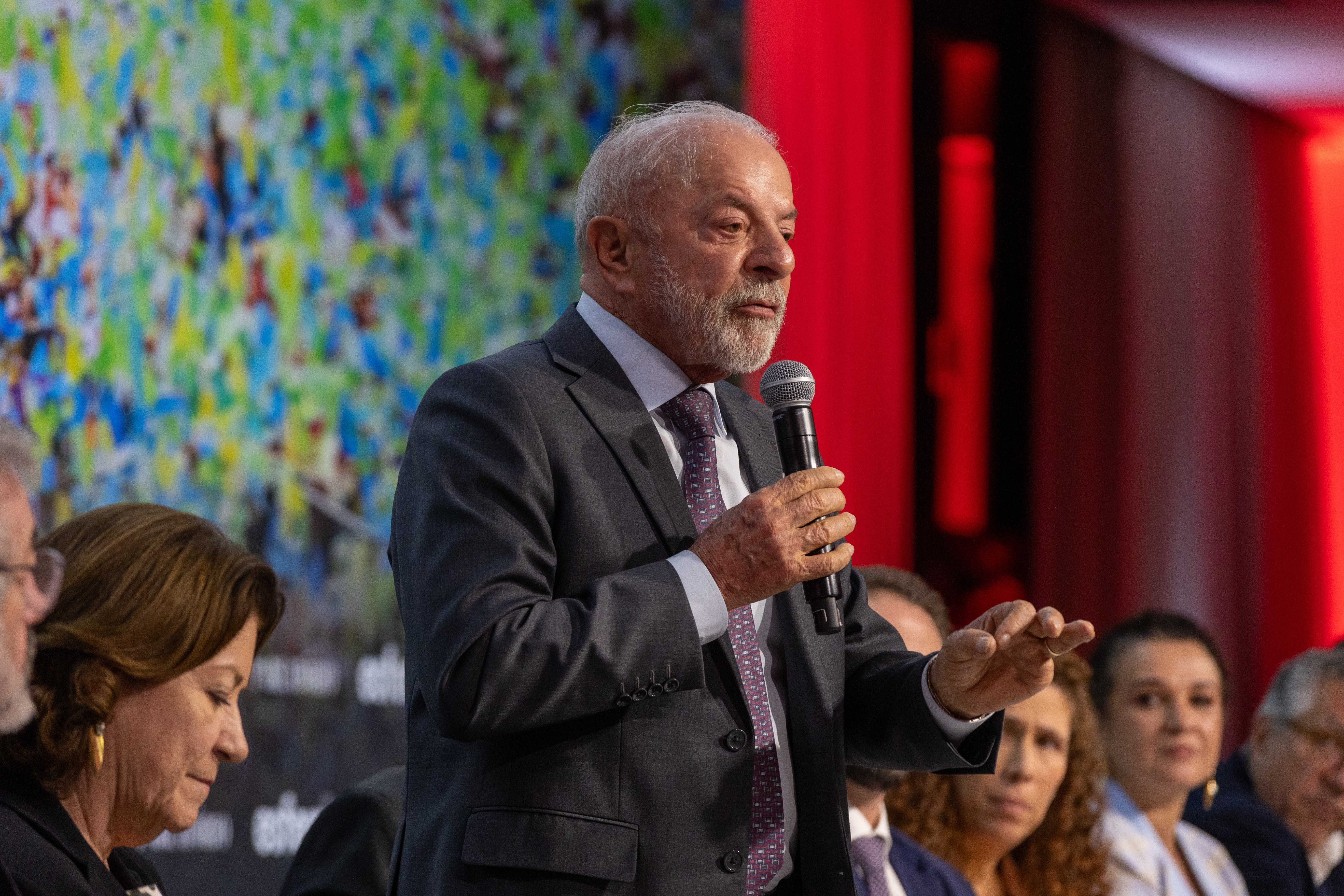 Lula apóia mulheres vítimas de violência com novo benefício