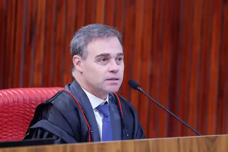 TSE determina exclusão de vídeo do PT que ligava Flávio Bolsonaro a crimes contra mulheres
