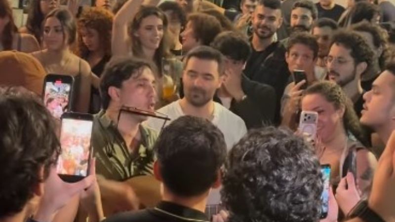 Renan Santos realiza show na rua em São Paulo