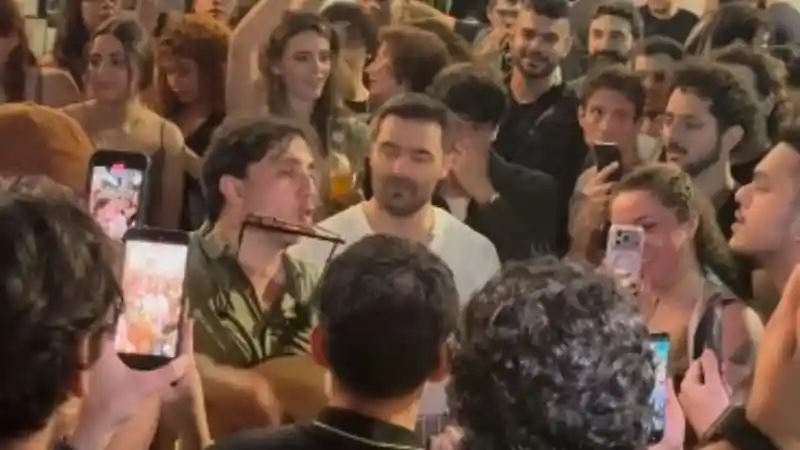Renan Santos realiza show na rua em São Paulo