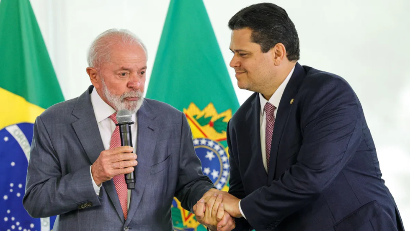 Lula busca apoio de Alcolumbre para reeleição