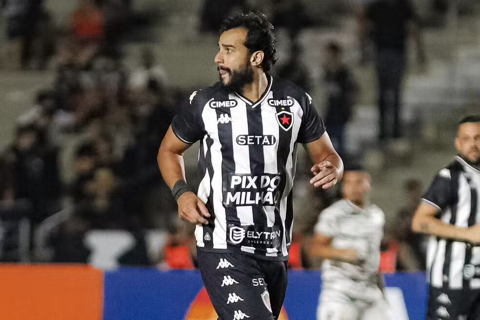 Henrique Dourado é agredido por torcedor e gera polêmica após empate do Botafogo-PB