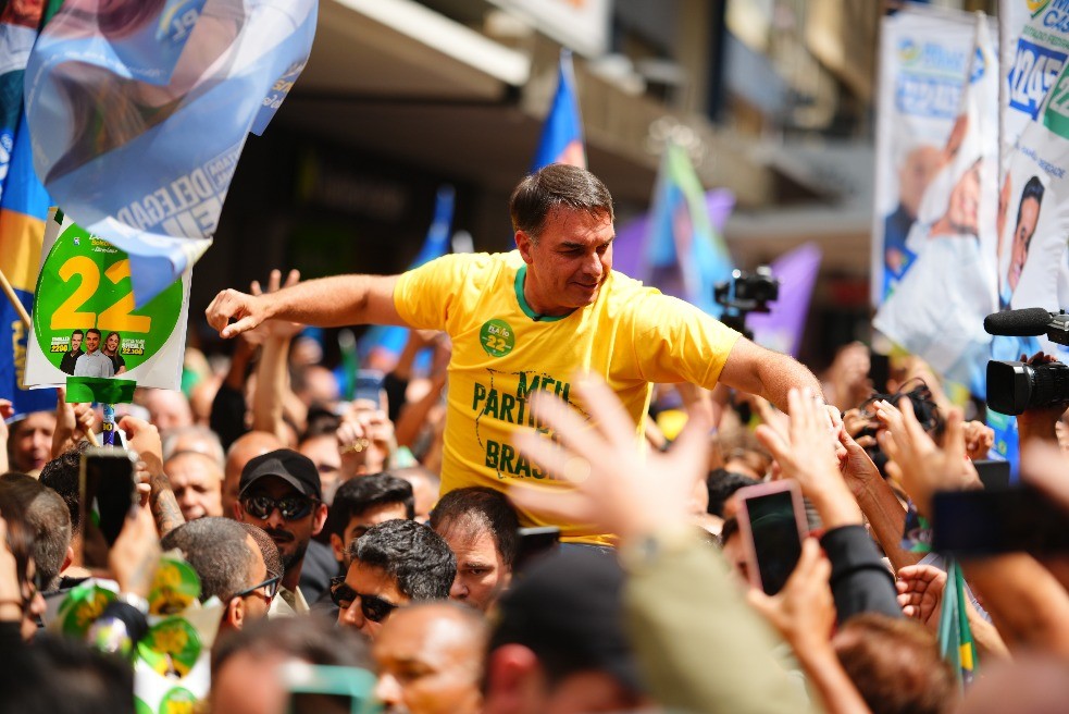 Flávio Bolsonaro empata tecnicamente com Lula em pesquisas eleitorais