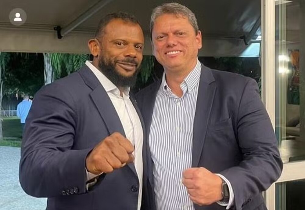 Demissão de delegado influencer é suspensa pela Justiça horas após determinação do governador