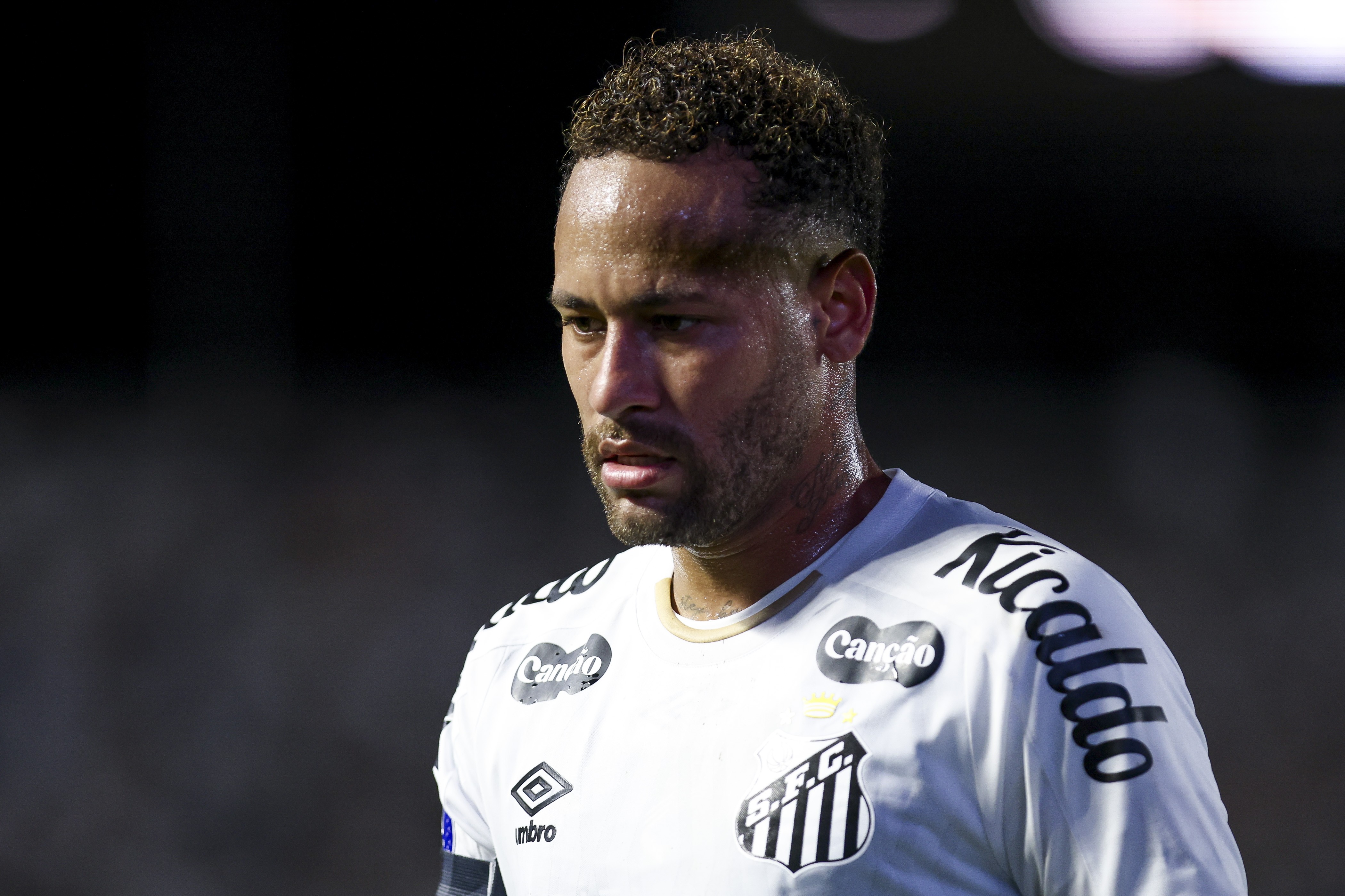 Neymar pede apoio da torcida do Santos após vitória