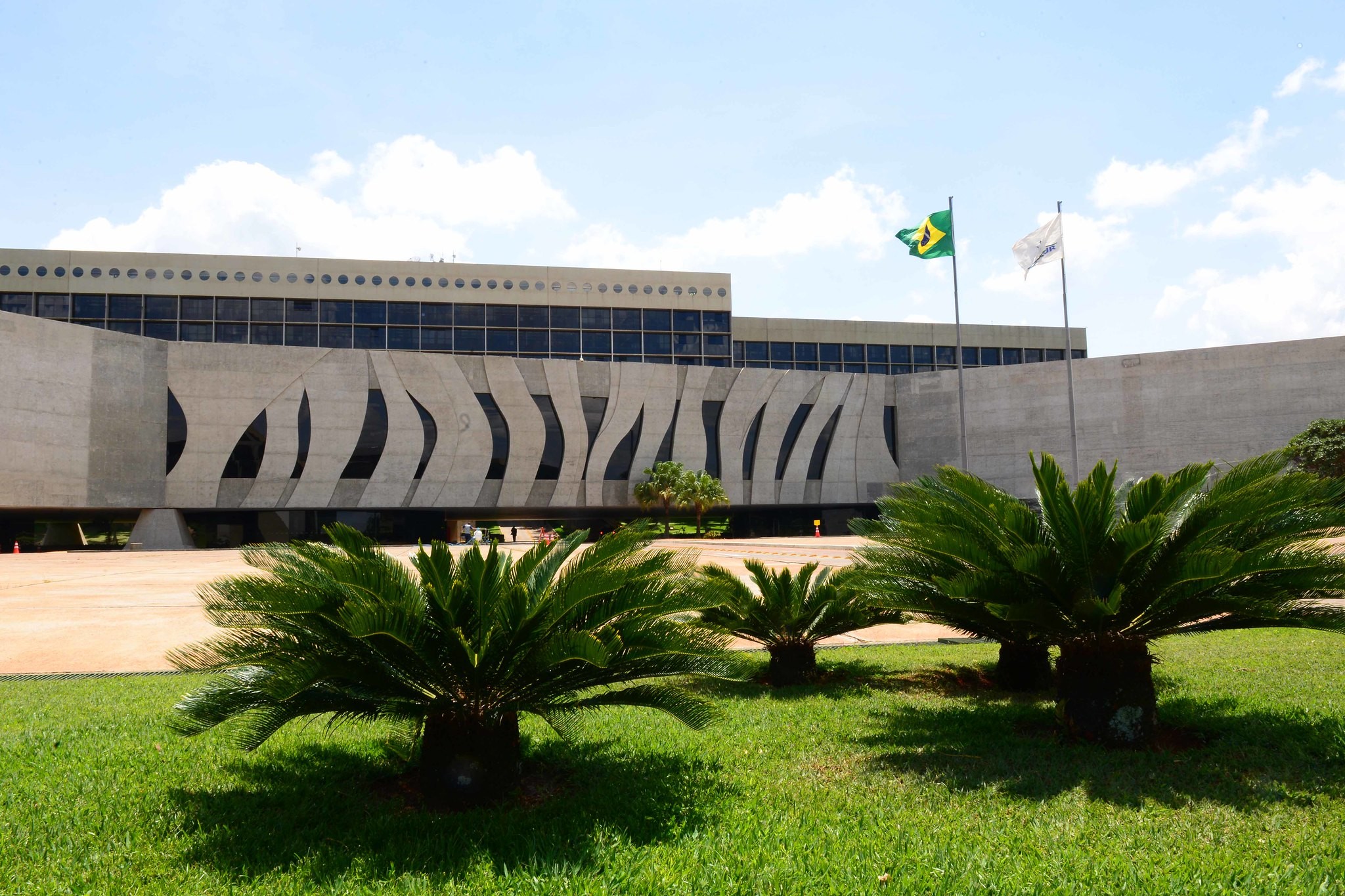 Aumento significativo de inquéritos no STJ após nova regra de foro do STF