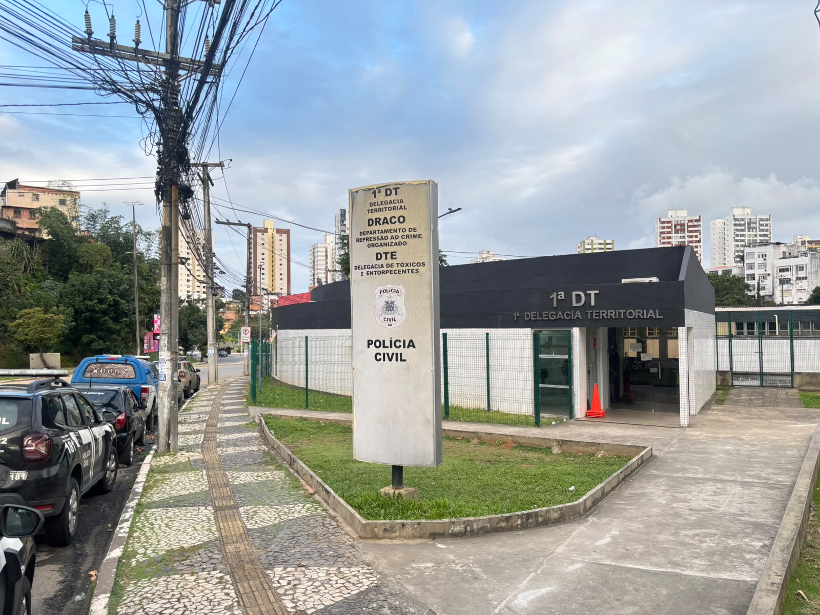 Policial é detido após disparos contra ocupantes de outro veículo na Avenida Paralela