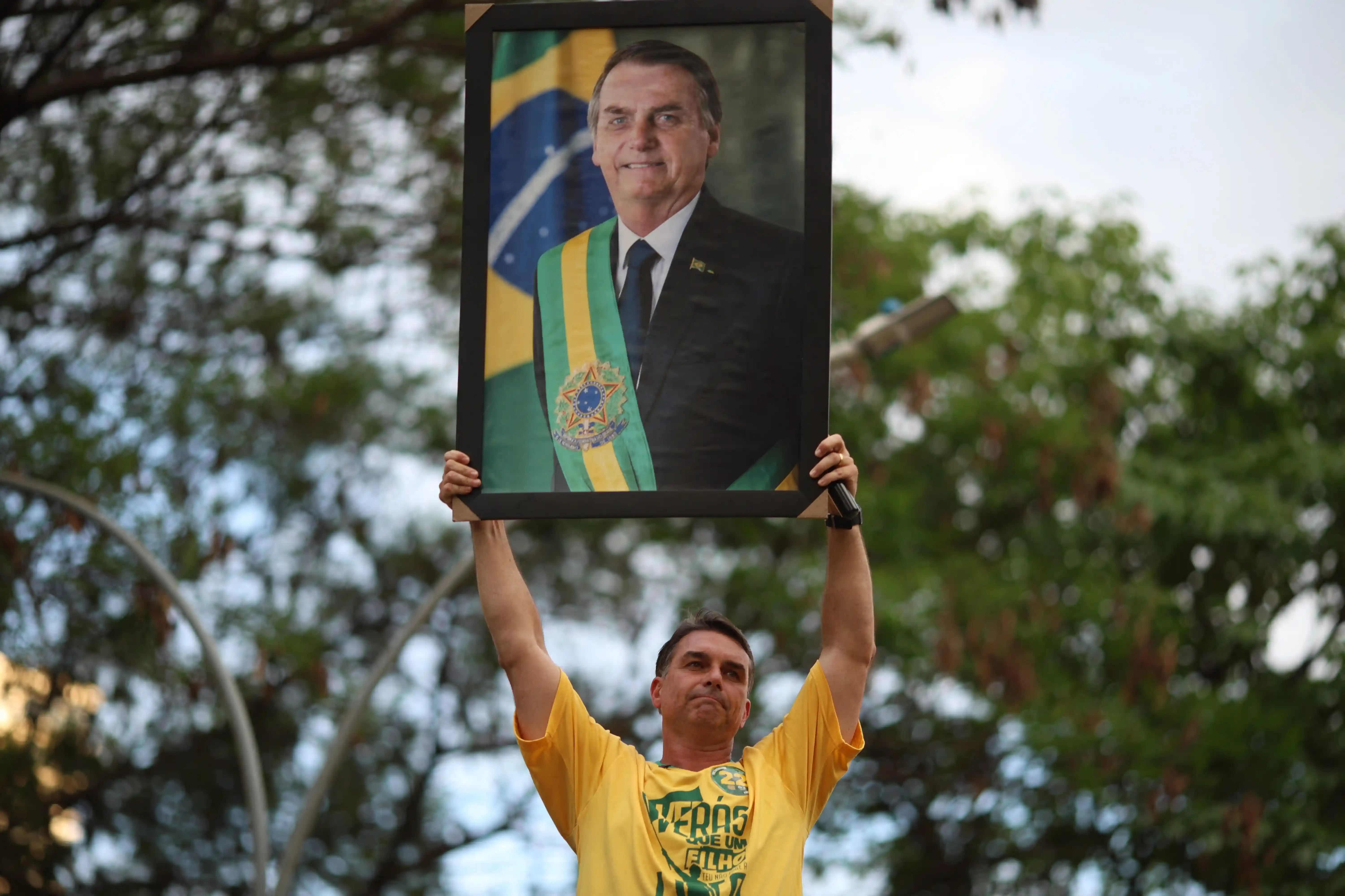 Flávio Bolsonaro planeja visita ao pai após o segundo turno