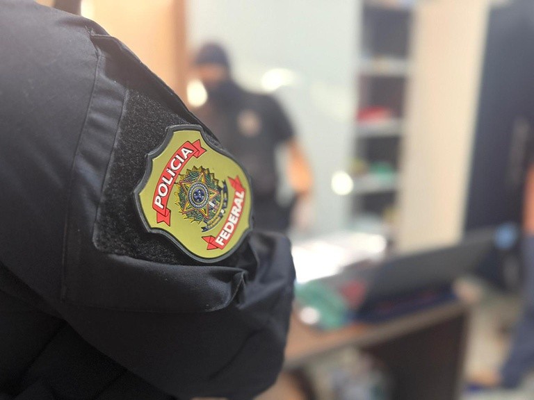 Polícia Federal realiza operação contra importação ilegal de peças de armas