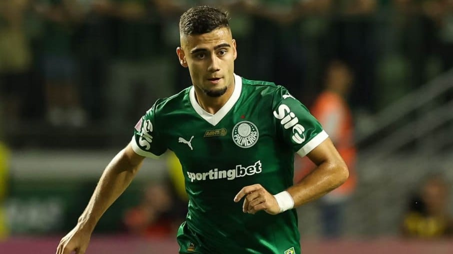 Andreas Pereira se desculpa com o elenco do Palmeiras após expulsão contra o Athletico-PR