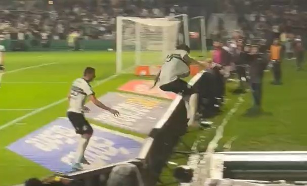 Jacy cai em túnel após gol anulado pelo VAR em partida do Coritiba