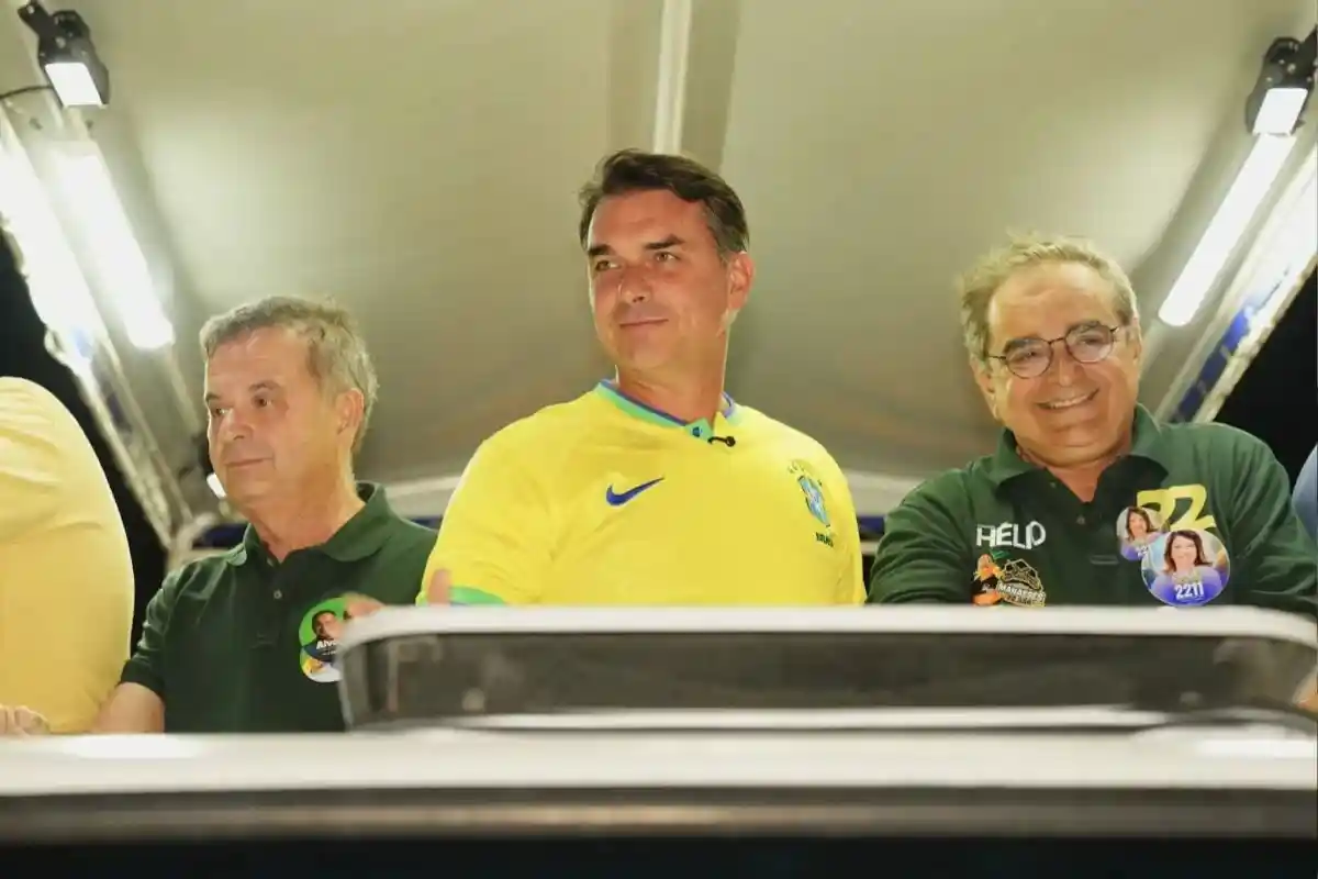 Flávio Bolsonaro busca apoio do Centrão para mudar a Constituição
