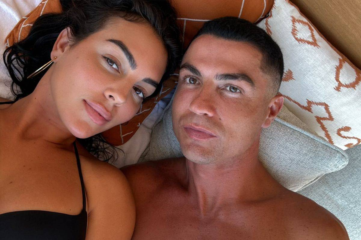 Multidão se aglomera em igreja da Madeira esperando casamento de Cristiano Ronaldo