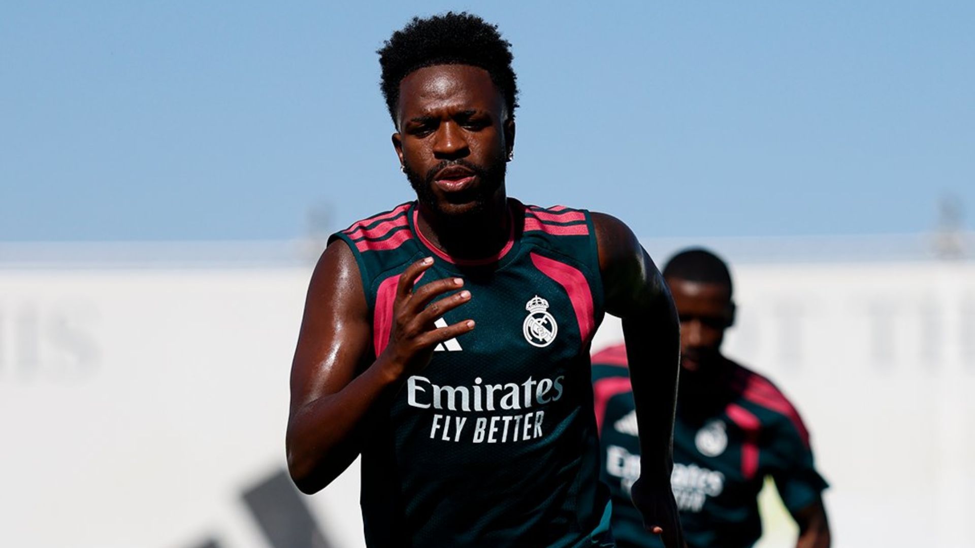 Arsenal mira zagueiro Ezri Konsa após renovação de Vini Jr. com o Real Madrid