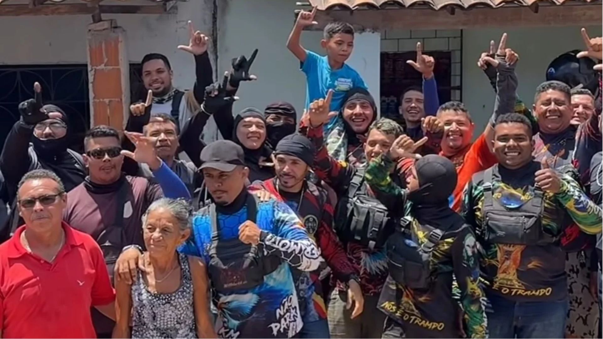 Motociclistas se unem para apoiar menino alvo de ridicularização por influenciadora