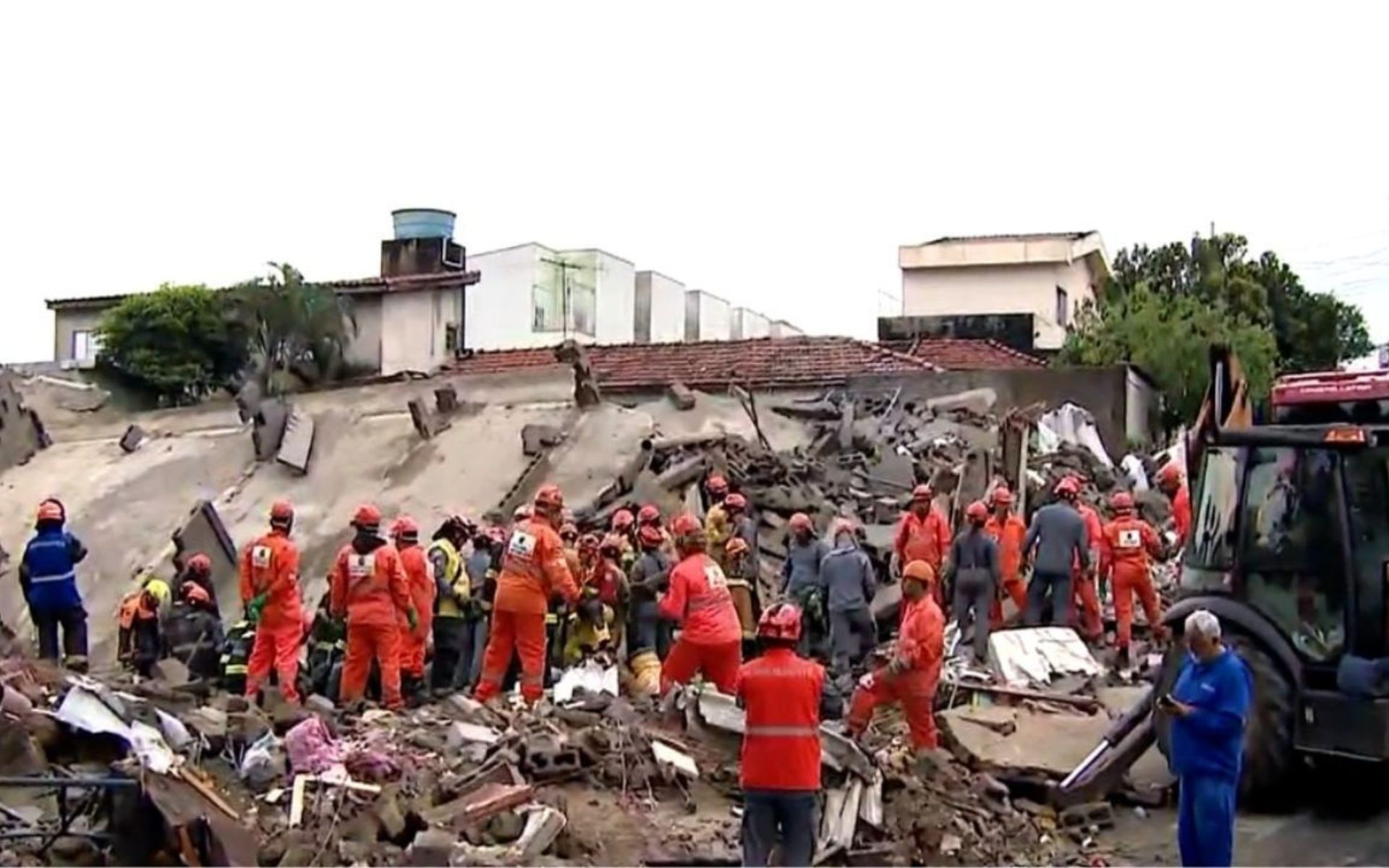 Tragédia na Penha: três mortos em desabamento de prédio