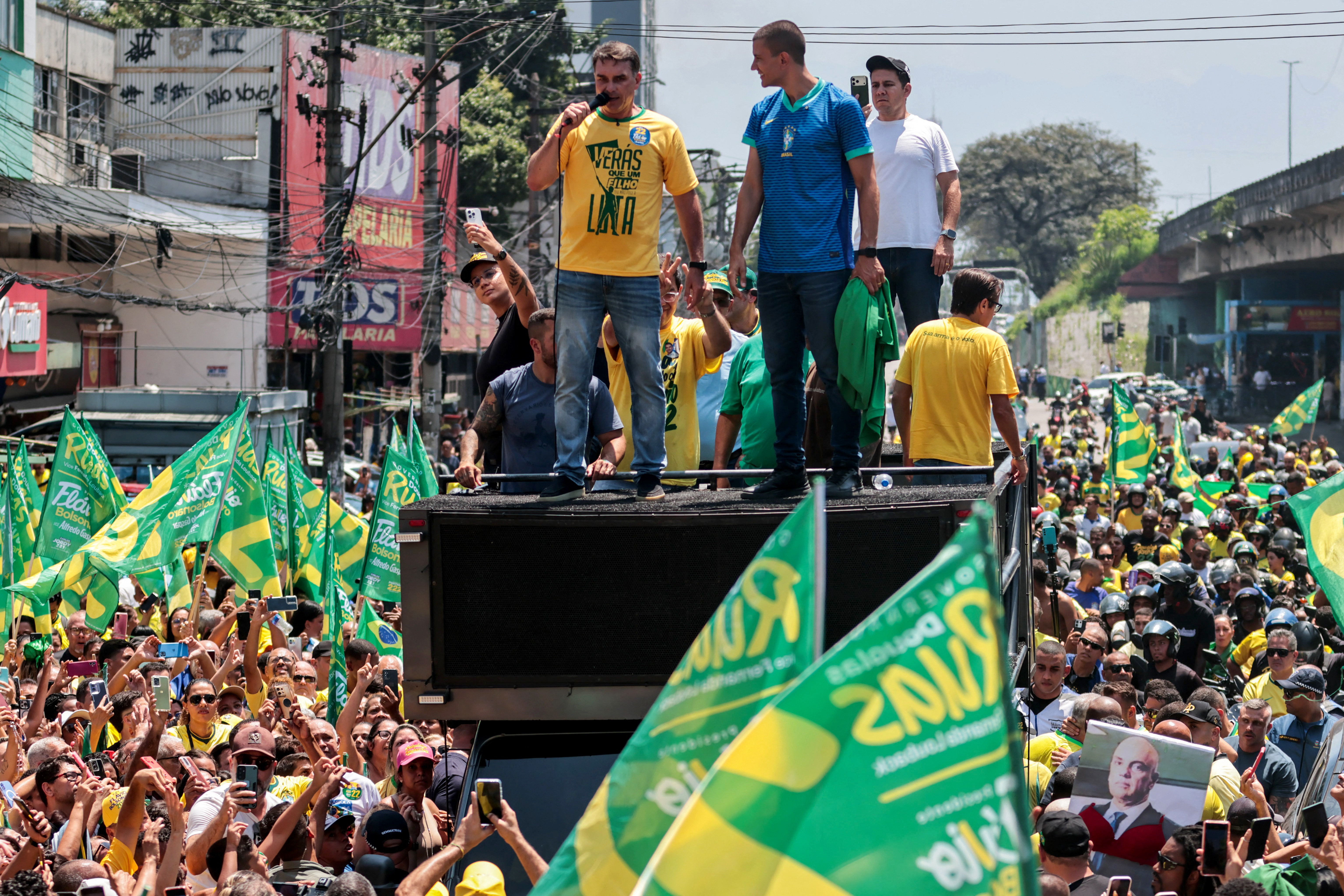 Flávio Bolsonaro afirma que Jair Bolsonaro colocará faixa presidencial nele em 2027 se vencer eleições