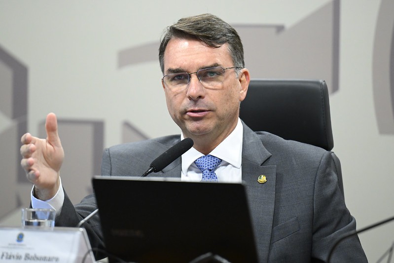 Flávio Bolsonaro confirma presença em sabatina com presidenciáveis