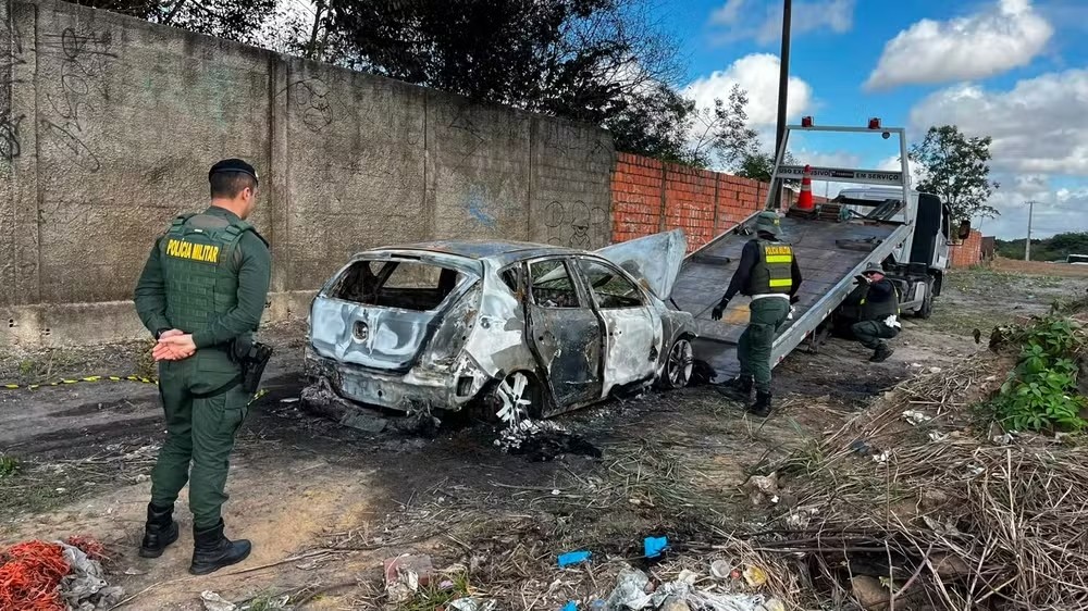 Corpo de policial militar é encontrado em carro incendiado em Fortaleza