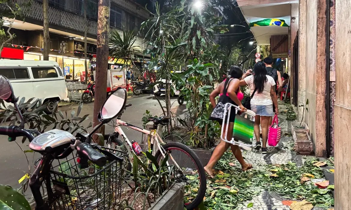 Moradores do Rio ainda enfrentam escassez de água após ventania