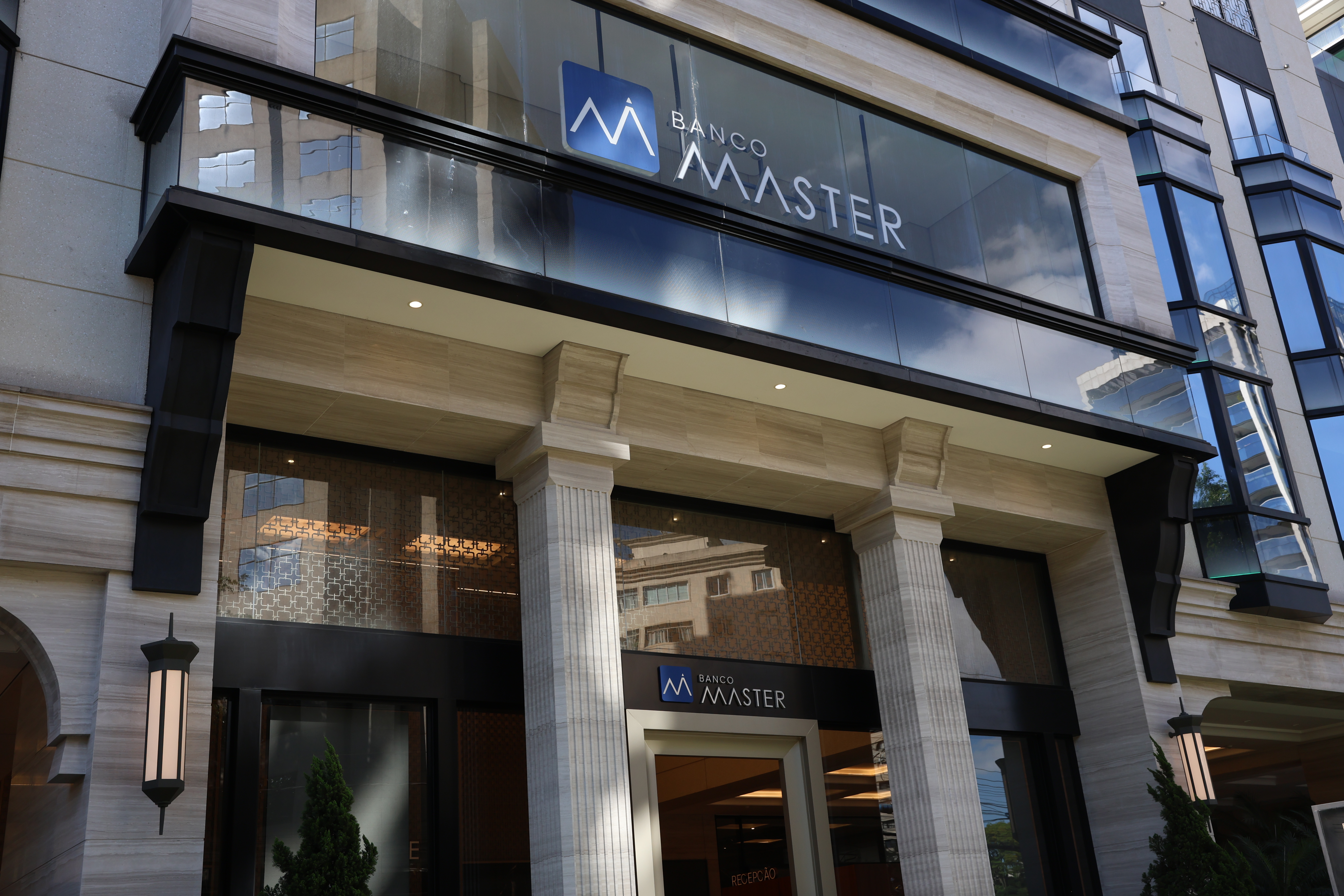 PF indicia 15 pessoas por fraudes no Banco Master e BRB