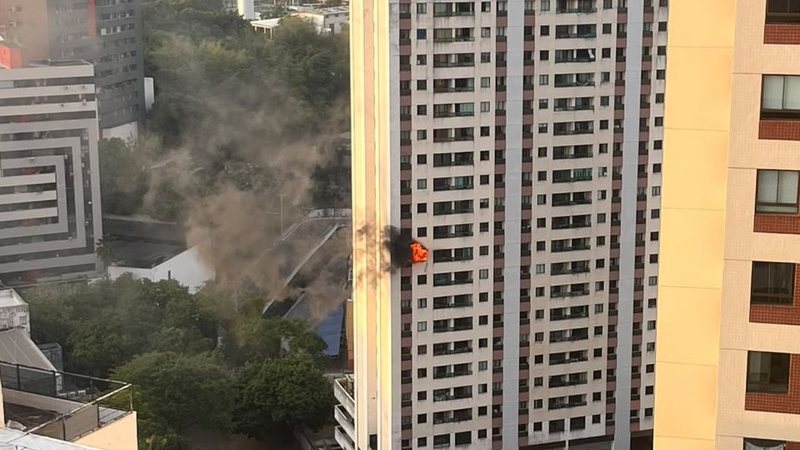 Incêndio em prédio de Salvador causa pânico e mobiliza bombeiros