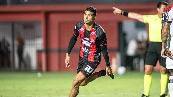 Renê destaca apoio da torcida do Vitória e fala sobre fase difícil do clube